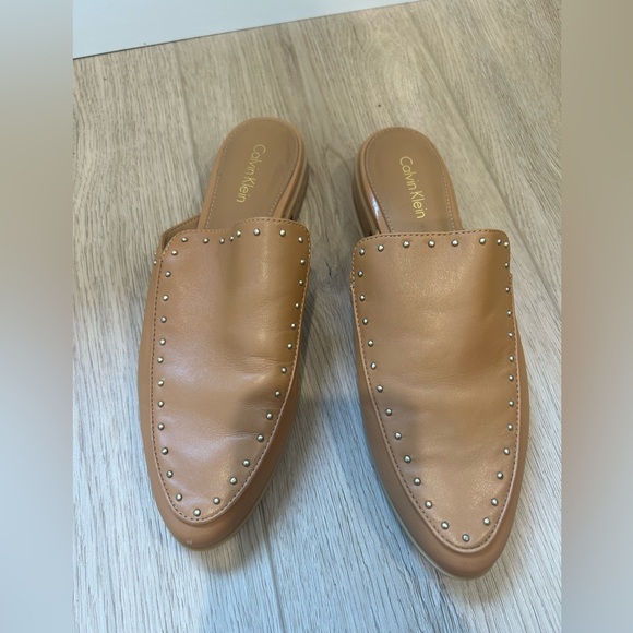 Womens Calvin Klein Floral Studded Mule Flats, Almond Tan, Size 7 - Picture 3 of 10